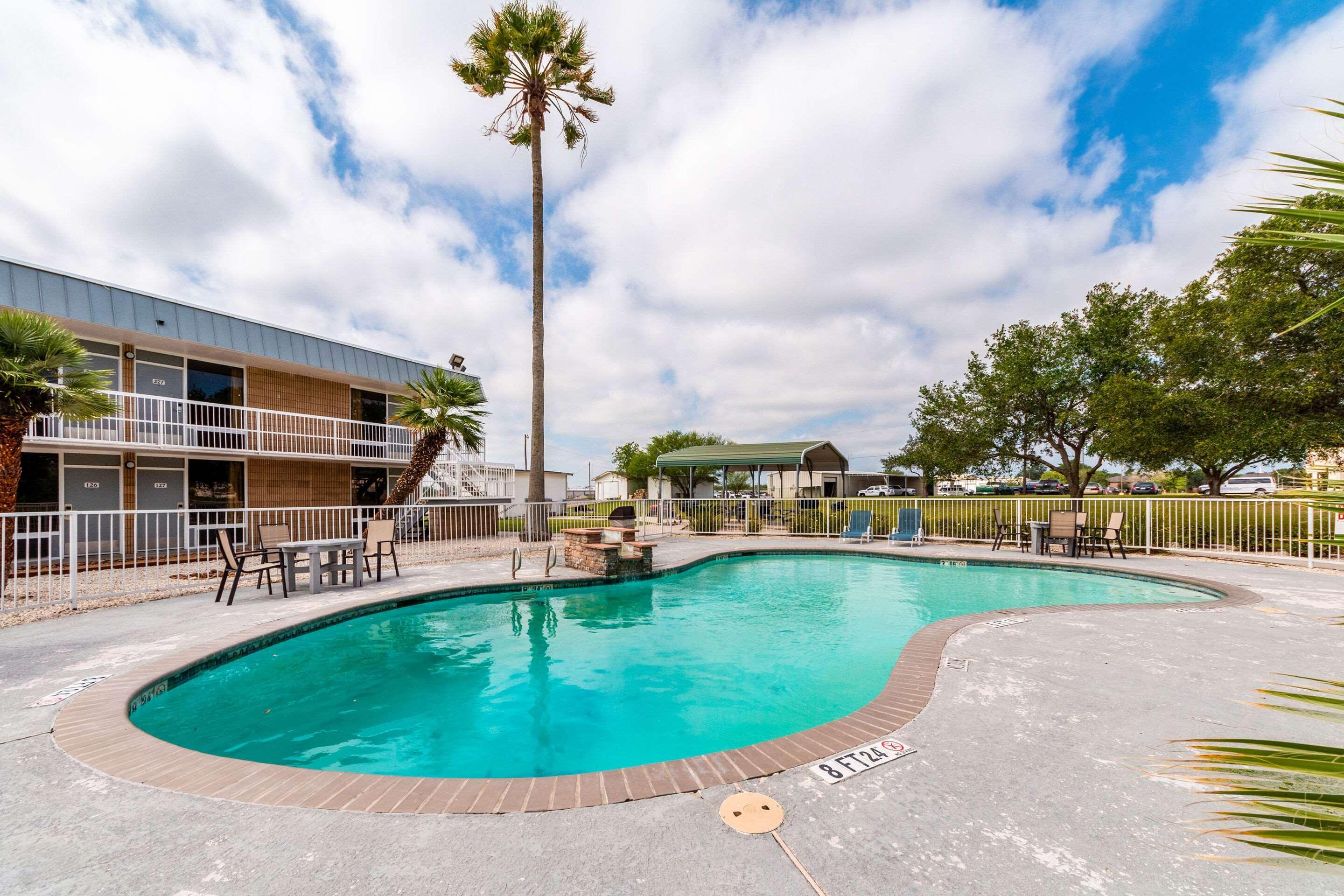 Sky Palace Inn & Suites By Jasper Beeville Exterior foto