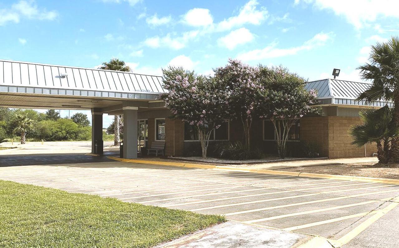 Sky Palace Inn & Suites By Jasper Beeville Exterior foto