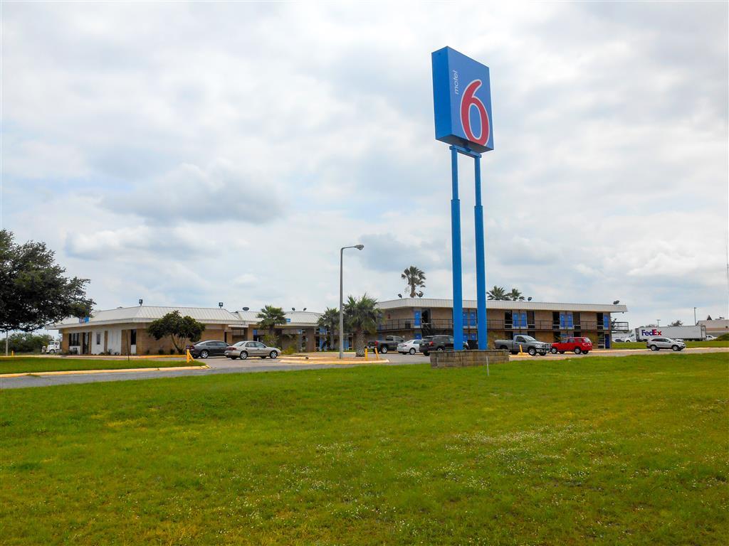Sky Palace Inn & Suites By Jasper Beeville Exterior foto