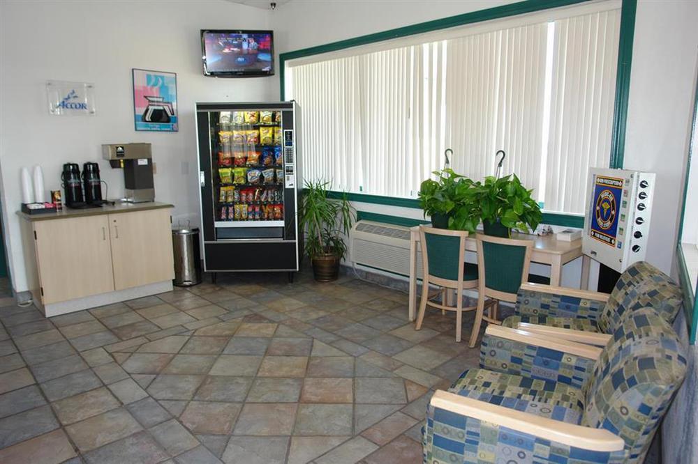 Sky Palace Inn & Suites By Jasper Beeville Interior foto
